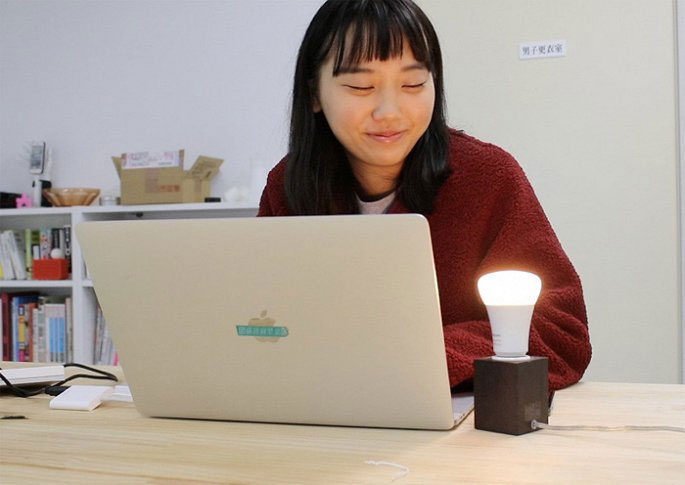 Picture 1 of Jealous of loving couples, young girls invent 'parting light bulbs'