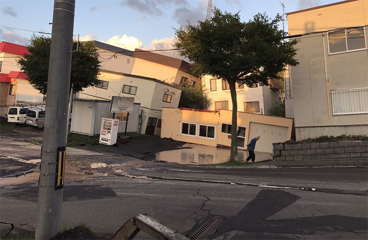 Picture 3 of Just caught up in the storm, Japan was again struck by an earthquake