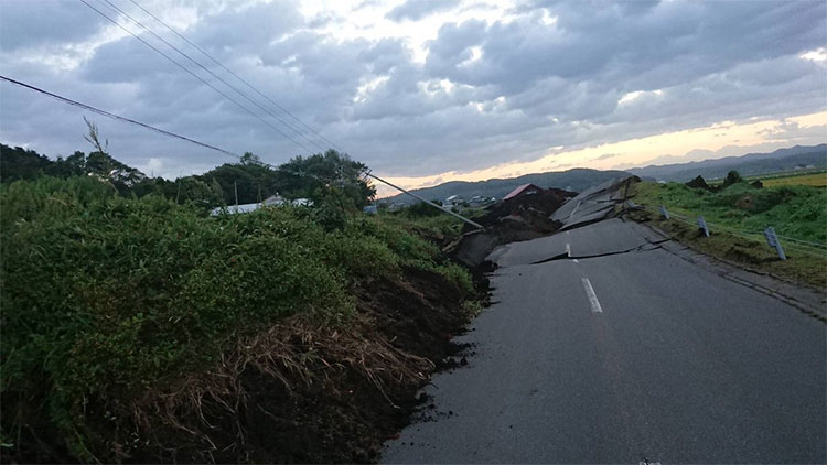 Picture 5 of Just caught up in the storm, Japan was again struck by an earthquake