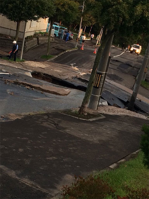 Picture 6 of Just caught up in the storm, Japan was again struck by an earthquake