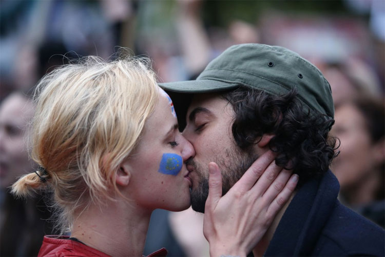 Picture 1 of Kissing can infect the virus causing infertility?