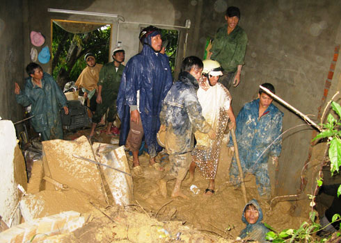 Picture 1 of Land loss in Nha Trang caused two casualties