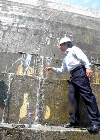 Picture 1 of Leakage of Song Tranh 2 hydropower dam due to design error