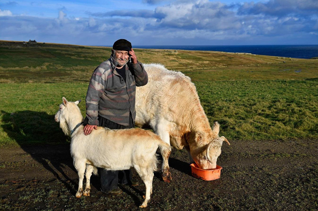 Picture 7 of Life on the island lies on the edge of the world