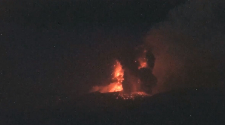 Picture 1 of Lightning flashed on the erupting crater in Japan