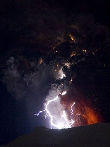 Picture 2 of Lightning on the crater in Iceland