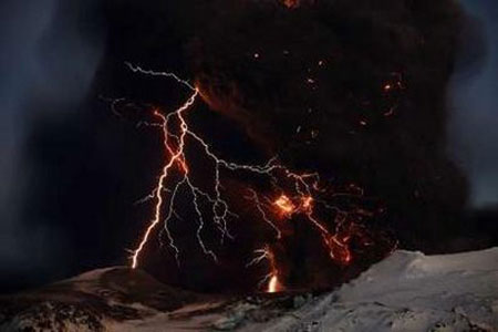 Picture 3 of Lightning on the crater in Iceland