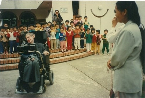 Picture 1 of Little known about the Vietnamese adopted daughter of scientist Stephen Hawking