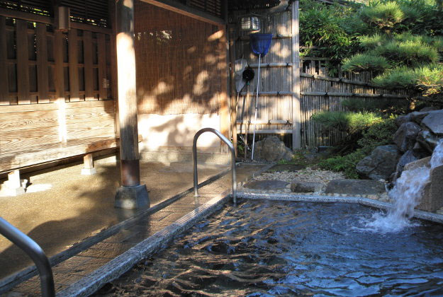 Picture 3 of Little known rite of traditional Japanese hot spring baths