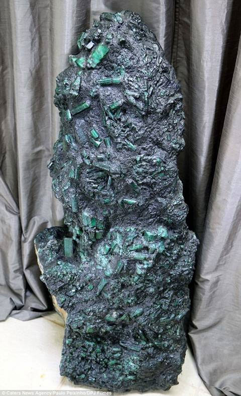 Picture 2 of Living in fear because of finding nearly 7,000 billion precious stones