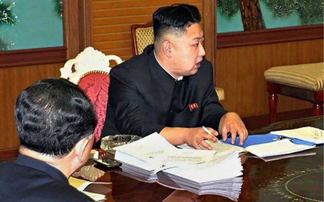 Picture 6 of Look at the phones of heads of state