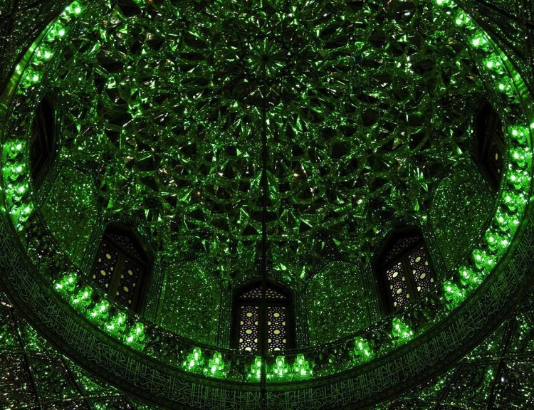 Picture 10 of Lost in the mysterious green space of the Muslim tomb