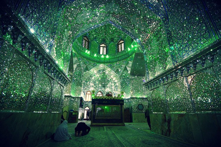 Picture 9 of Lost in the mysterious green space of the Muslim tomb