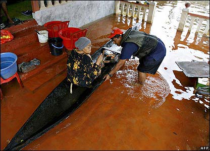 Picture 1 of Malaysia: Floods raging, 90,000 people evacuated