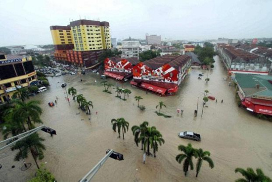 Picture 1 of Malaysia: Heavy rain caused a dam break, thousands of people fled