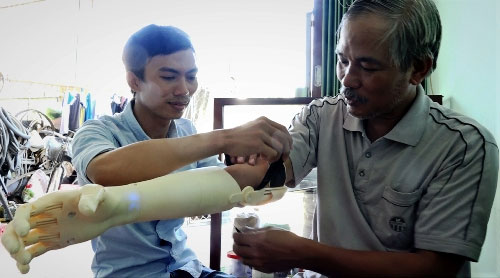 Picture 3 of Male students create cheap robotic hands for people with disabilities