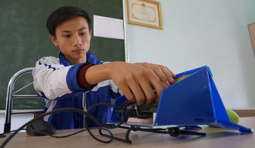 Picture 1 of Male students invented sleep-resting machines for drivers