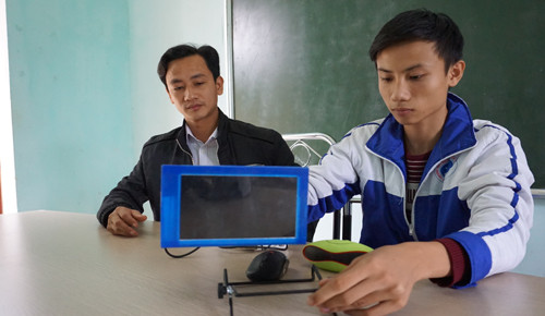 Picture 2 of Male students invented sleep-resting machines for drivers