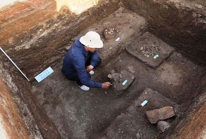 Picture 1 of Many ancient tombs of 2,000 years were discovered on Ly Son island