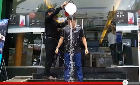 Picture 2 of Many dangers from the game pour ice water on the head