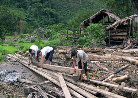 Picture 2 of Many people died from flooding in the North