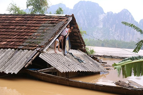 Picture 2 of Many Quang Binh people eat white rice, shrimp noodles live on the roof