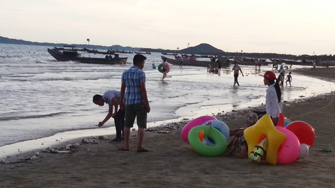 Picture 7 of Many 'strange' egg-shaped objects appear in Tra Co beach