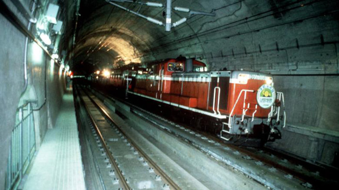 Photo 1 du 13 mars : Inauguration du plus long tunnel sous-marin du monde