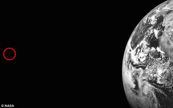 Picture 1 of Mars appears in the image of the Earth at a distance