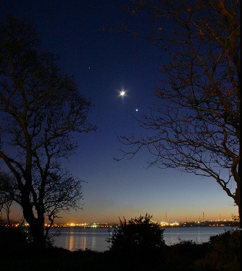 Picture 1 of Mars, Moon and Venus are lined up in the English sky