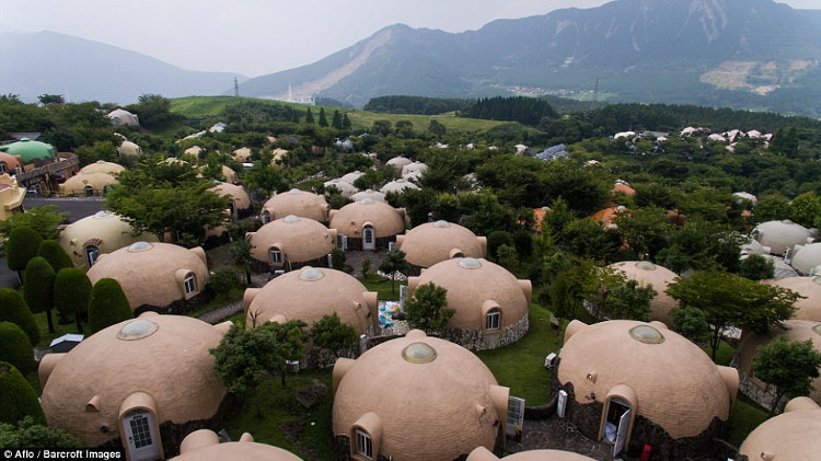 Marvel at unique houses against earthquakes images 1