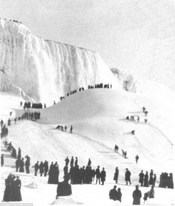 Picture 10 of Marvelous ice fall waterfall in record cold wave