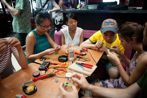Picture 1 of Measure air pollution by kites