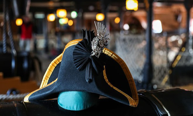 Medal attaches 300 cursed diamonds: who owns the tragedy! images 4
