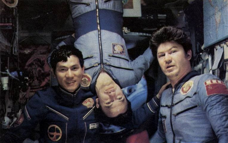 Picture 10 of Memorable image of astronaut Viktor Gorbatko and Pham Tuan flying to space