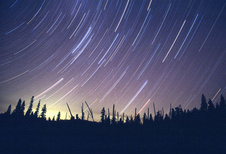 Meteor shower threatens artificial satellites images 1