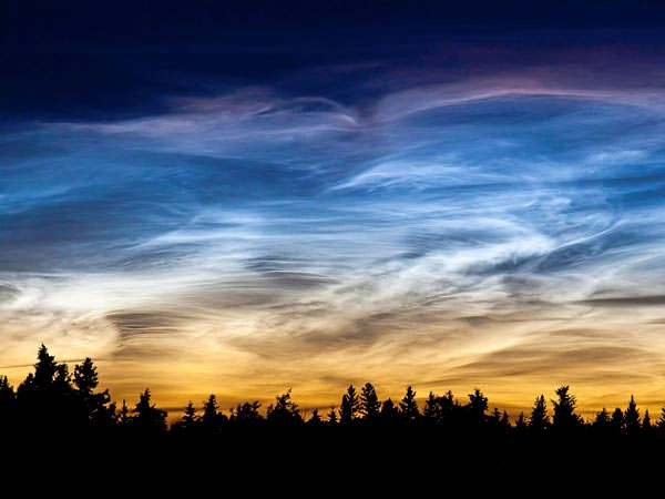Picture 1 of Meteors can create glowing clouds