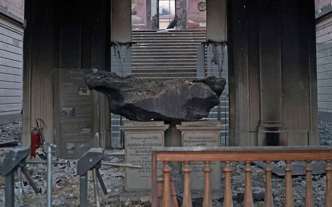 Picture 1 of Meteors more than 5 tons intact after the big fire in the museum