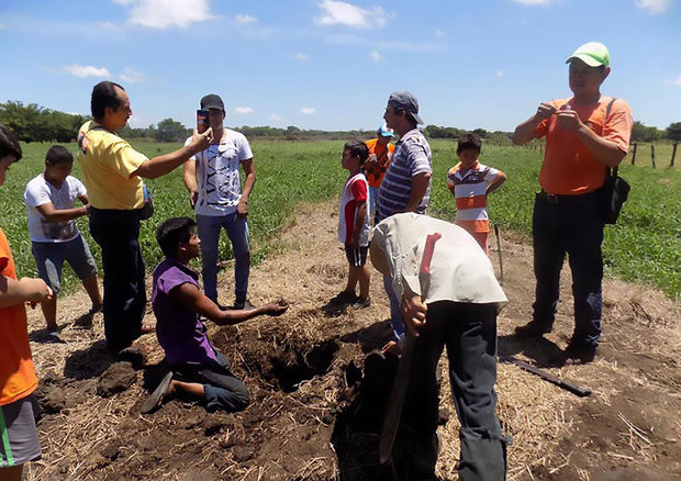 Picture 3 of Mexico: The villagers of the fire because the gate to hell appears