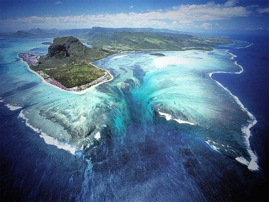 Picture 3 of Miraculous beauty: 'undersea waterfall' in Mauritius island