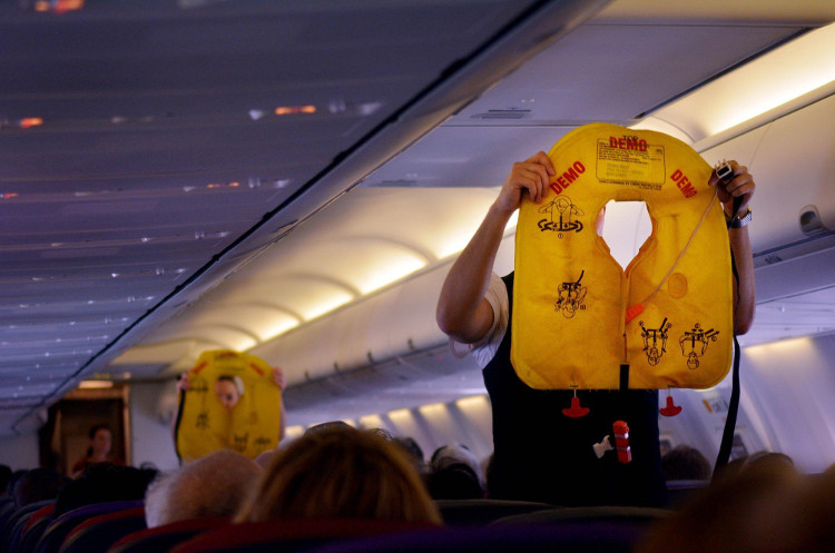 Picture 4 of Mistakes 'dumbfounded' when using an airplane rescue jacket that few people thought of
