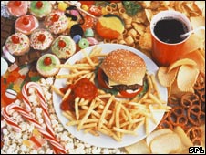 Picture 1 of Mommy eating snacks harms long-term health for children