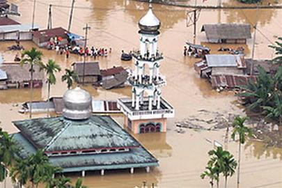 Picture 1 of More than 100 people were killed by floods in Indonesia