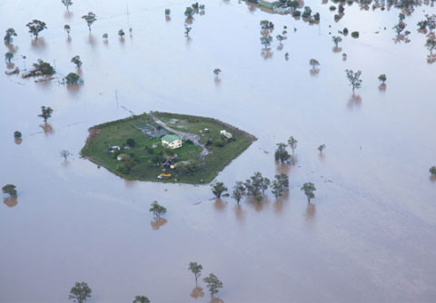 Picture 2 of More than 10,000 Australians stuck in the flood