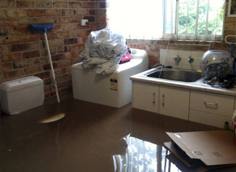 Picture 7 of More than 10,000 Australians stuck in the flood