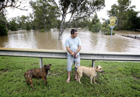 Picture 8 of More than 10,000 Australians stuck in the flood