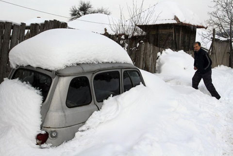 Picture 1 of More than 11,000 people stuck in the snow