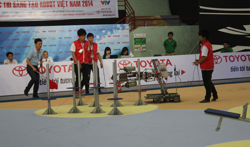 Picture 1 of More than 160 teams participated in Robocon 2014