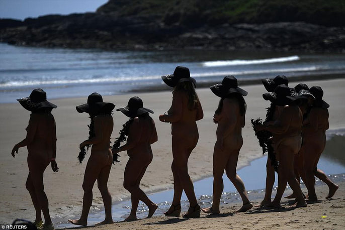 Picture 6 of More than 2,500 women nude bathing set Guinness record