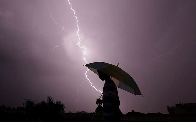 Picture 1 of More than 90 people died from lightning strikes in India for two days
